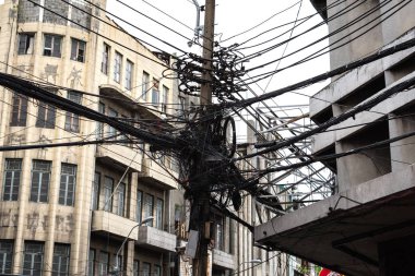 Elektrik direği üzerindeki Elektrik kabloları ve İletişim kablolarının düğümü.