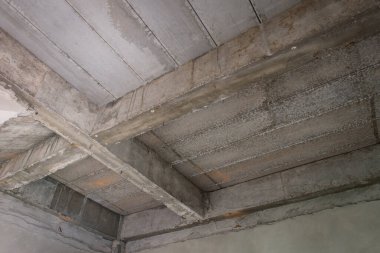 İnşaat alanındaki inşaat halindeki evin tamamlanmamış iç kısmı.