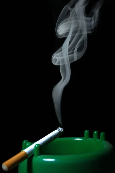 Cigarrillo Ardiente Cenicero Con Humo Sobre Fondo Negro Hay Concepto — Foto de Stock