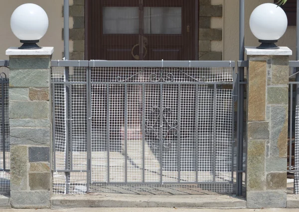 Puerta en la entrada de una casa privada — Foto de Stock