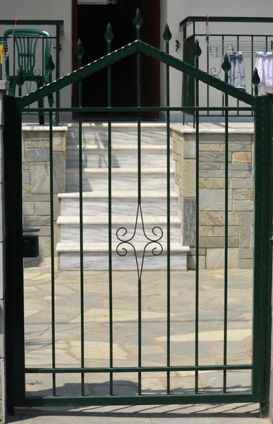 Portão na entrada de uma casa privada — Fotografia de Stock