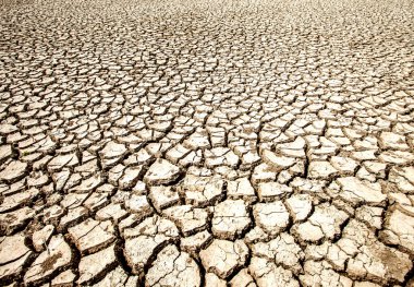 Sıcak yaz sezonu ile kırma toprak