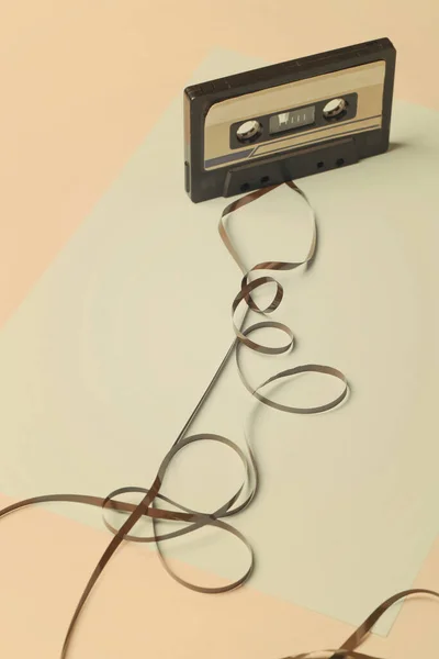 Audiocassette Met Verstrengelde Tape Blauwe Beige Achtergrond Minimalistische Compositie Retro — Stockfoto