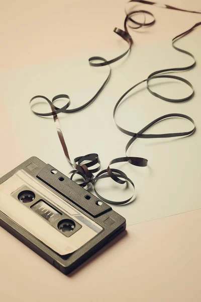 Audiocassette Met Verstrengelde Tape Blauwe Beige Achtergrond Minimalistische Compositie Retro — Stockfoto