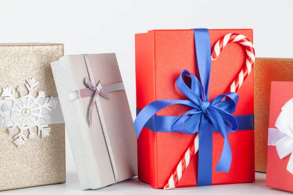 Rode Zilveren Geschenkdozen Met Strik Witte Ondergrond Kerstvakantie Concept — Stockfoto