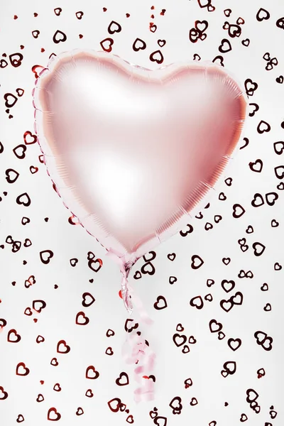 Roze hartballon op witte achtergrond. Minimaal liefdesconcept. — Stockfoto