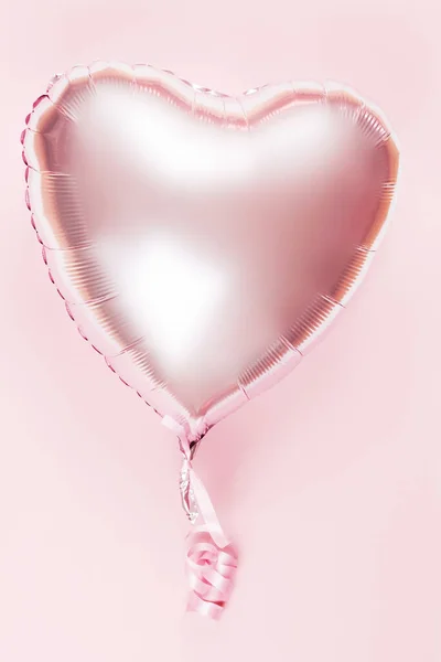Globo de corazón rosa sobre fondo rosa. Concepto de amor mínimo. — Foto de Stock
