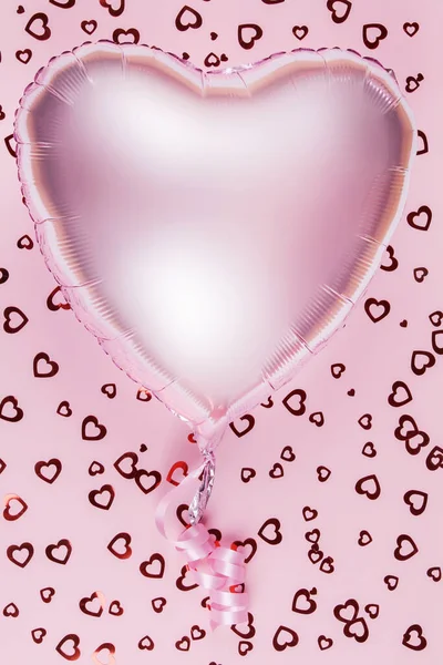 Pembe arka planda pembe kalp balonu ve konfeti. Asgari aşk konsepti. — Stok fotoğraf