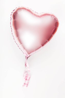 Beyaz arka planda pembe kalp balonu. Asgari aşk konsepti. Sevgililer Günü arkaplanı.