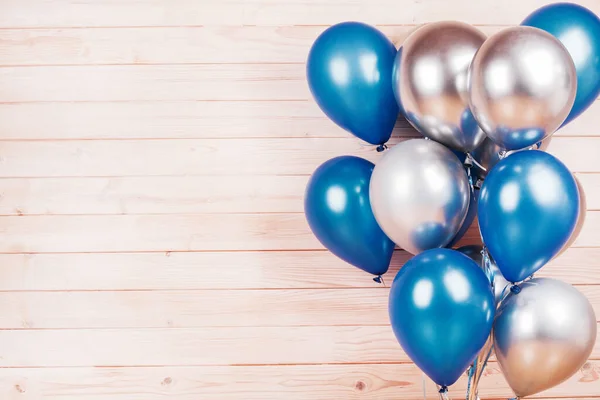 Ασημένια Και Μπλε Μπαλόνια Ξύλινο Φόντο Έννοια Ευτυχίας Χαράς Γενεθλίων — Φωτογραφία Αρχείου