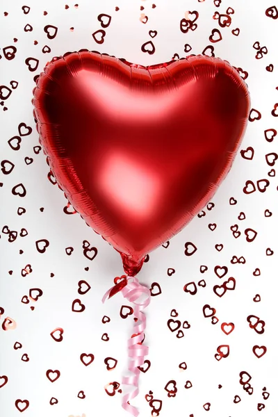 Beyaz Arka Planda Kırmızı Kalp Balonu Asgari Aşk Konsepti Kopyalama — Stok fotoğraf