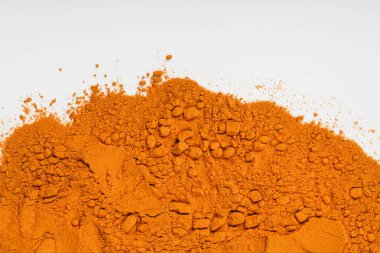 Sarı sokağa çıkma yasağı ya da beyaz arka planda zerdeçal tozu. Üst Manzara. kopyalama alanı. baharat ve şifalı bitki konsepti