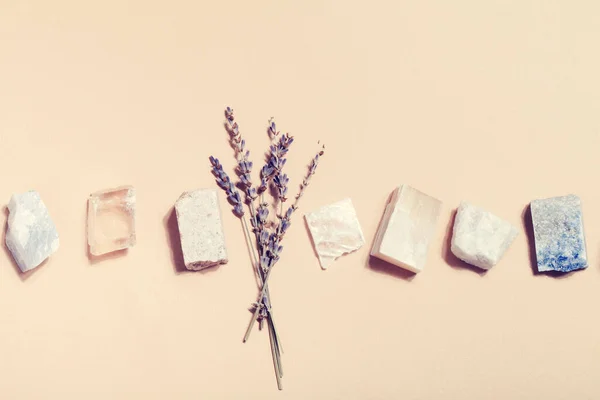 米色背景的薰衣草和水晶矿物 水晶仪式 修行和冥想用的魔法石 — 图库照片