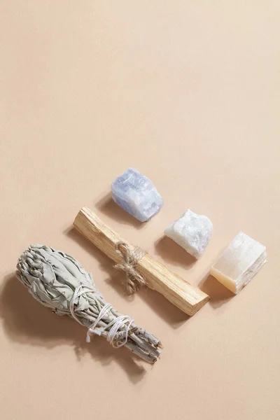 サント スティック 乾燥セージと結晶 難解なライフバランスの概念です クリスタルの儀式 精神的な練習 瞑想のための魔法の岩 — ストック写真