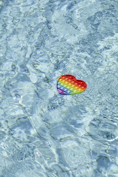 Colorido Antistress Sensorial Pop Brinquedo Forma Coração Água Azul Verão — Fotografia de Stock