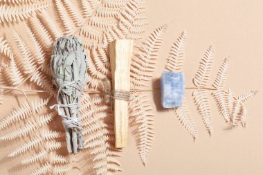 Palo Santo çubukları, kurutulmuş adaçayı, kristal ve sihirli kaya ayin, cadılık, ruhani uygulama, meditasyon için. esrarengiz yaşam dengesi kavramı.