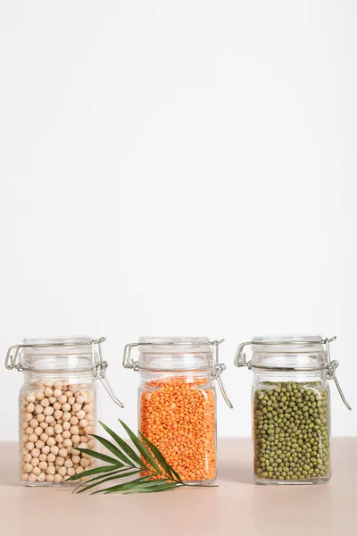 巴巴多斯蛋白质的来源 鹰嘴豆 在玻璃瓶中狼吞虎咽的白色和米黄色背景 健康的素食 复制空间 — 图库照片