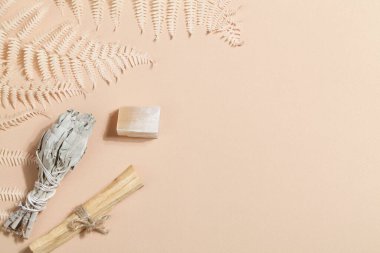 Palo Santo çubukları, kurutulmuş adaçayı, kristal ve sihirli kaya ayin, cadılık, ruhani uygulama, meditasyon için. Esrarengiz yaşam dengesi kavramı. Kopyalama alanı
