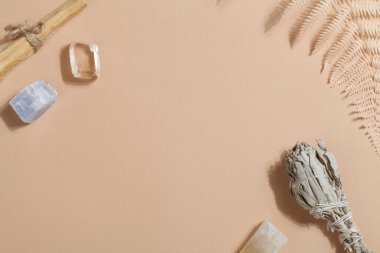 Palo Santo çubukları, kurutulmuş adaçayı, kristaller ve sihirli kaya ayin, cadılık, ruhani uygulama, meditasyon için. Esrarengiz yaşam dengesi kavramı. Kopyalama alanı