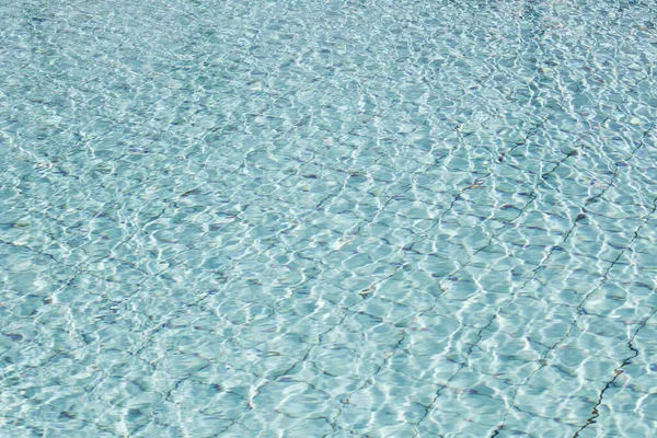 Fundo de verão. Superfície da piscina azul. água rasgada. — Fotografia de Stock