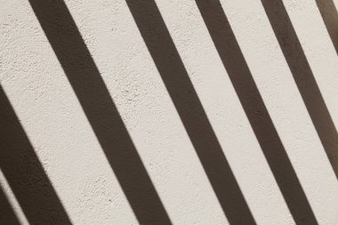 Güneşten parlak siyah çizgileri olan gri duvar. Asgari doğa ve soyut arkaplan. 