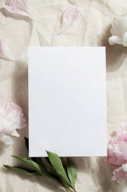 Kırışmış gri kumaş üzerinde piyonlar olan kağıt kart kağıdı. kopyalama alanı. Sevgililer günü kartı, kadınlar ve anneler günü, mutlu yıllar, Paskalya.