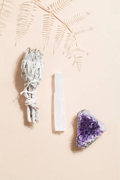 乾燥セージ セレナイトとドルーズアメジスト 儀式のための魔法の岩 精神的な練習 難解なライフバランスの概念 — ストック写真