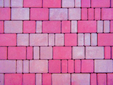 Arka planda taş döşeme levhaları. Toprağın dokusu kaldırıma tuğla döşenmiş. Yürüme yolları ve sokaklar için güzel dikdörtgen taş fayanslar.