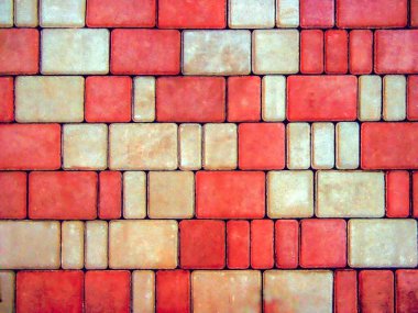 Arka planda taş döşeme levhaları. Toprağın dokusu kaldırıma tuğla döşenmiş. Yürüme yolları ve sokaklar için güzel dikdörtgen taş fayanslar.