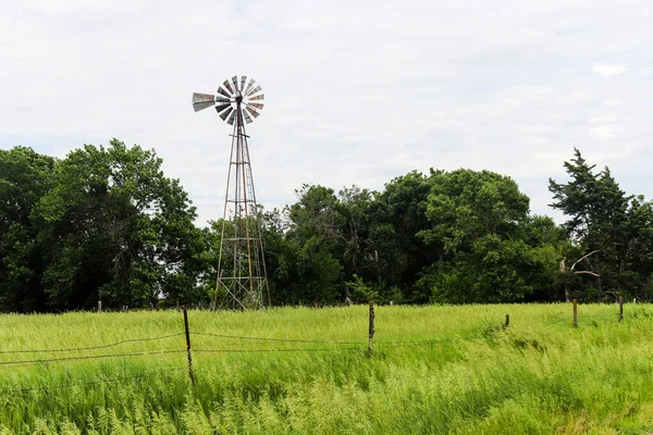 Nebraska 'daki eski kırsal yel değirmeni. Yüksek kalite fotoğraf
