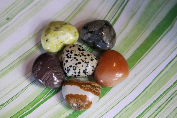 円の中で色のハート形の石の岩 高品質の写真 — ストック写真