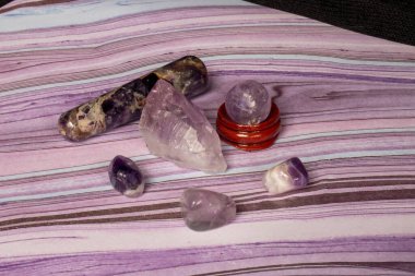 Ametist kristalinin farklı şekilleri, boyutları ve kesikleri. Yüksek kalite fotoğraf