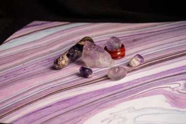 Ametist kristalinin farklı şekilleri, boyutları ve kesikleri. Yüksek kalite fotoğraf