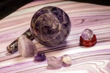 Ametist kristalinin farklı şekilleri, boyutları ve kesikleri. Yüksek kalite fotoğraf