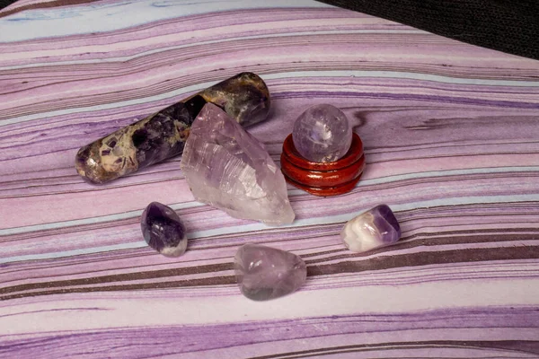 Ametist kristalinin farklı şekilleri, boyutları ve kesikleri. Yüksek kalite fotoğraf