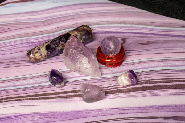 Ametist kristalinin farklı şekilleri, boyutları ve kesikleri. Yüksek kalite fotoğraf