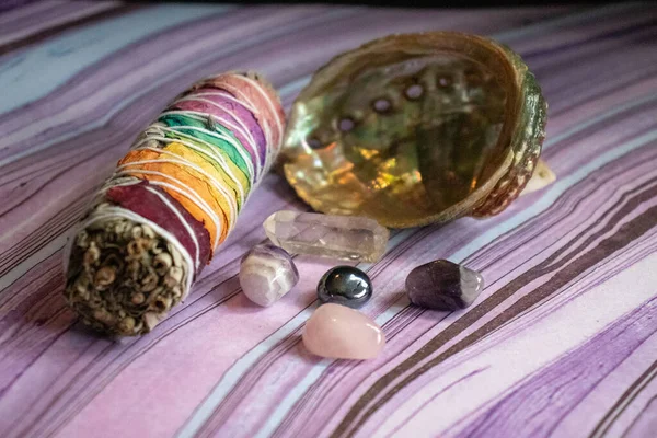 Sage Rainbow Smudge Met Schelp Kristallen Hoge Kwaliteit Foto — Stockfoto