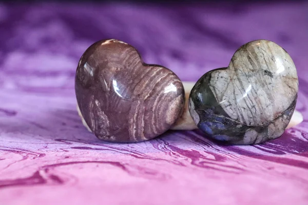 Due pietre colorate a forma di cuore grigio e violaceo — Foto Stock