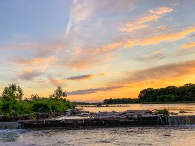 Nebraska Loup Nehri üzerinde Turuncu ve Mavi Gün Batımı 