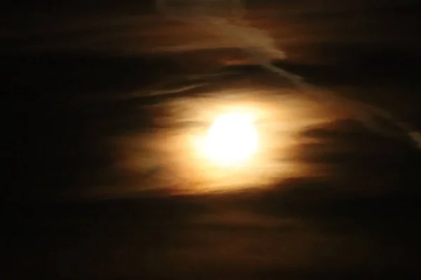 Lua cheia atrás de um grupo de nuvens sobre o Nebraska — Fotografia de Stock