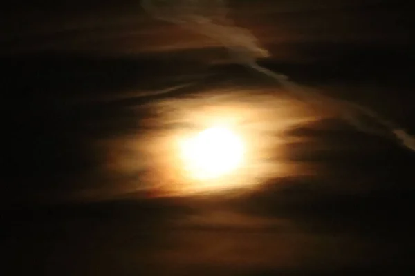 Pleine lune derrière un groupe de nuages au-dessus du Nebraska — Photo