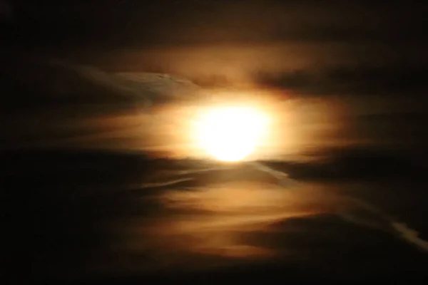 Pleine lune derrière un groupe de nuages au-dessus du Nebraska — Photo