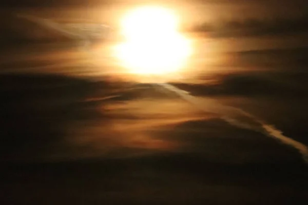 ネブラスカ上空の雲の集団の後ろの満月 — ストック写真