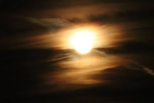 ネブラスカ上空の雲の集団の後ろの満月 — ストック写真