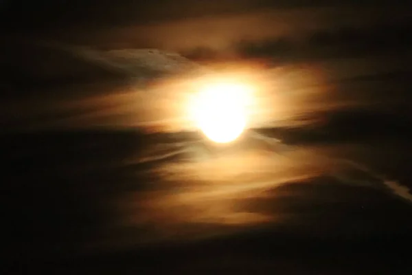 Pleine lune derrière un groupe de nuages au-dessus du Nebraska — Photo