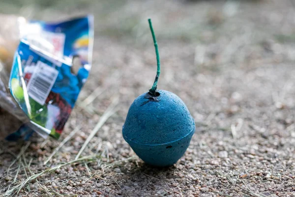 Affichage coloré vibrant de bombes fumigènes bleues célébrant la fête de l'indépendance avec fond texturé 4 Juillet. Montre l'utilisation artistique de la couleur et du design. — Photo