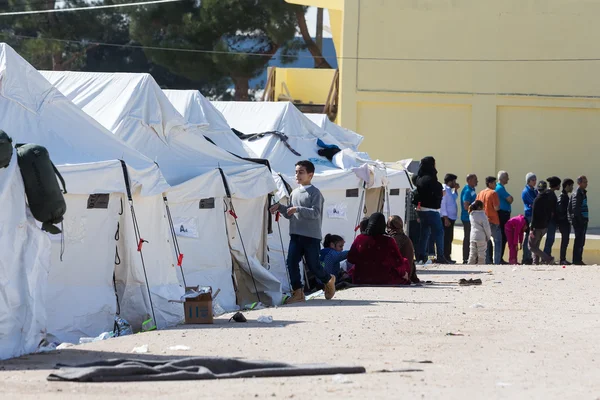 Refugiados que viven en tiendas de campaña en el centro de reubicación Diavata —  Fotos de Stock