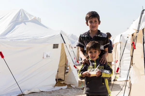 Refugees  living in tents in the center relocation Diavata — Stock Photo, Image