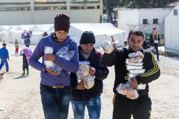 Refugees  living in tents in the center relocation Diavata — Zdjęcie stockowe