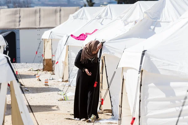 Refugees  living in tents in the center relocation Diavata — Stock Photo, Image